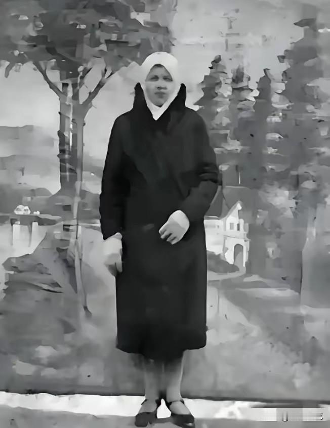 1937年，地下党张宗伟在家中被捕，就在他被抓时，苏联妻子从门外走进来，她眼含热