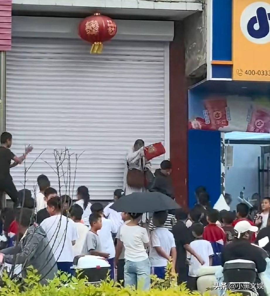 不知道出于什么原因，一群学生对着一个僧人丢东西，僧人只能躲避！