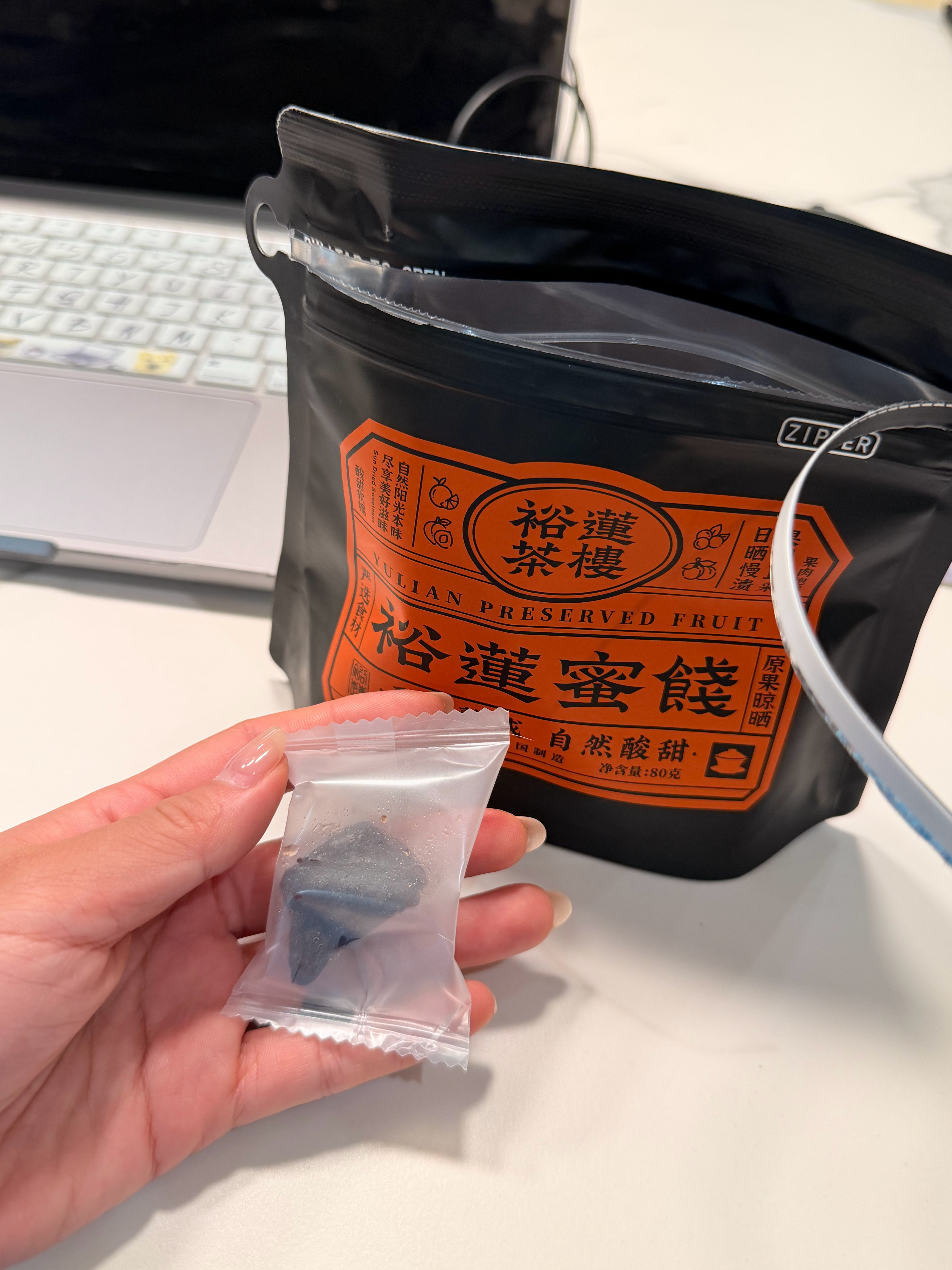 被卡种草的酸梅肉，我真服了，怎么会这么好吃，昨晚一口气吃了两包，直接把牙吃酸掉了