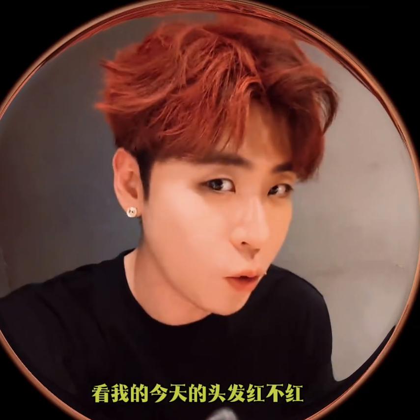 张云雷染了红色头发，第一时间晒了自己的新发型。在Vlog中，张云雷提了三件事情。