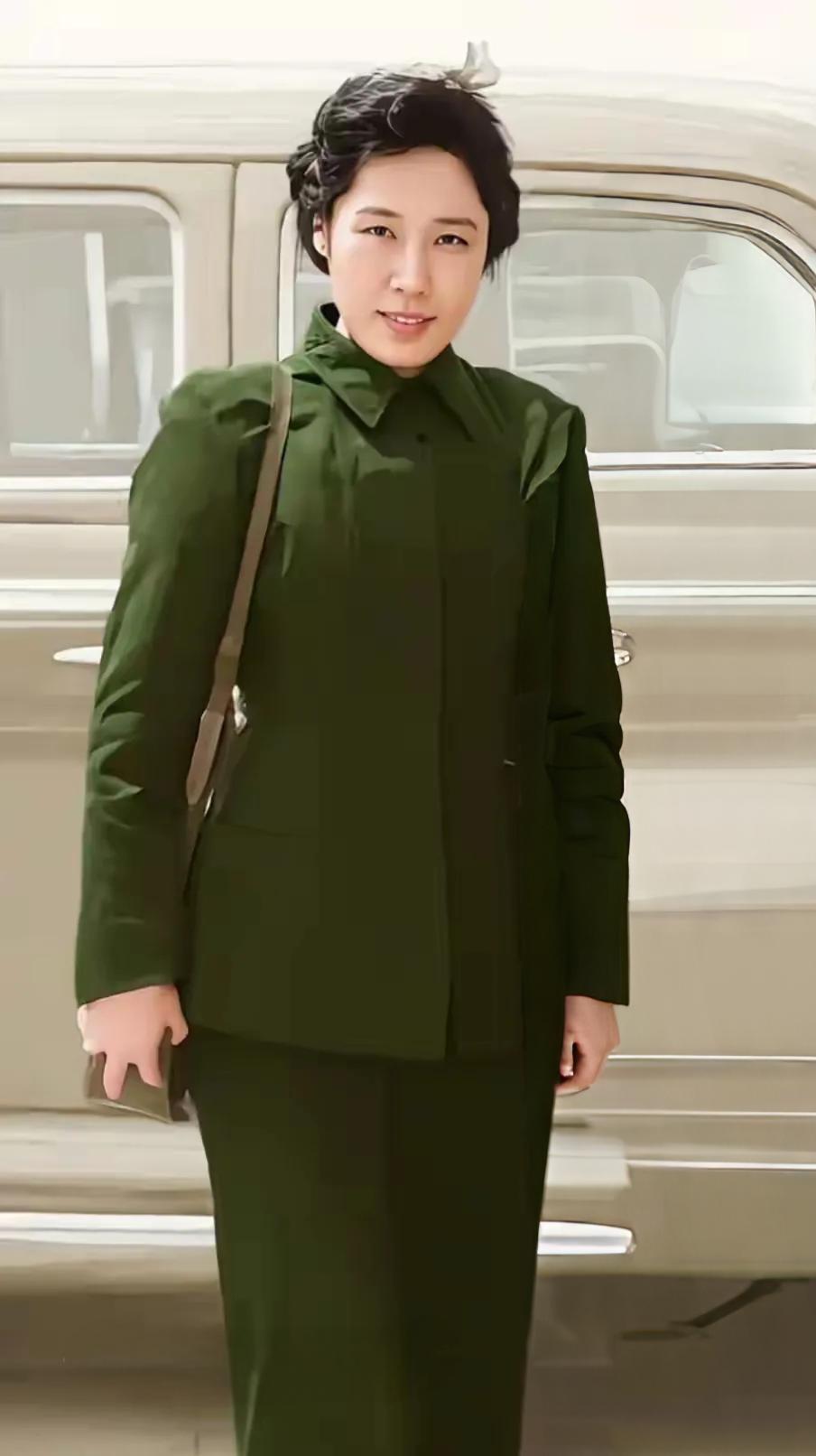 放弃赴美国留学的机会，毅然留在国内担任军调处英语翻译，后赴圣地延安参加革命队伍！