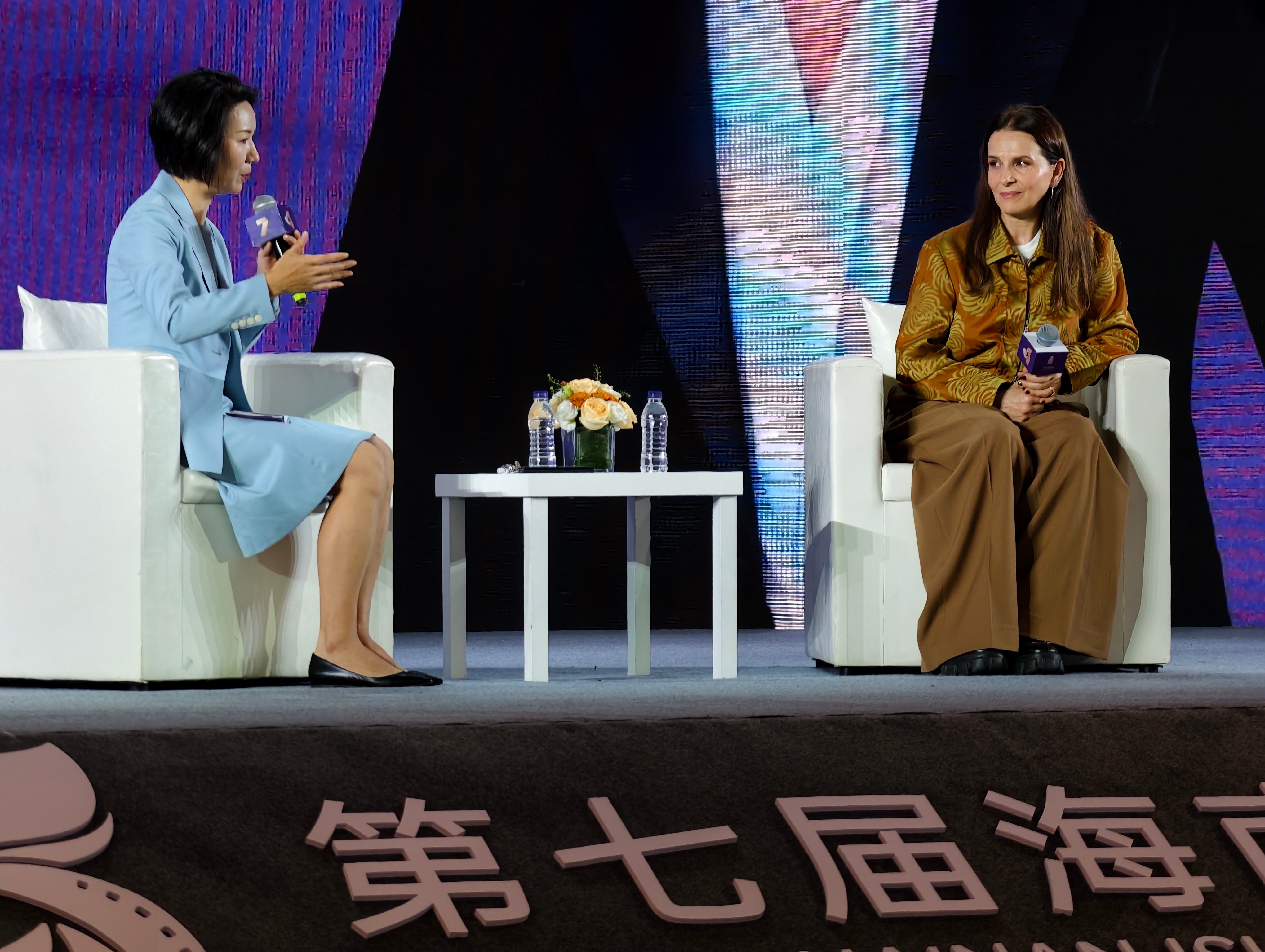 海南岛国际电影节朱丽叶·比诺什大师班 她希望所有的电影院都能存活下来，因为生活太