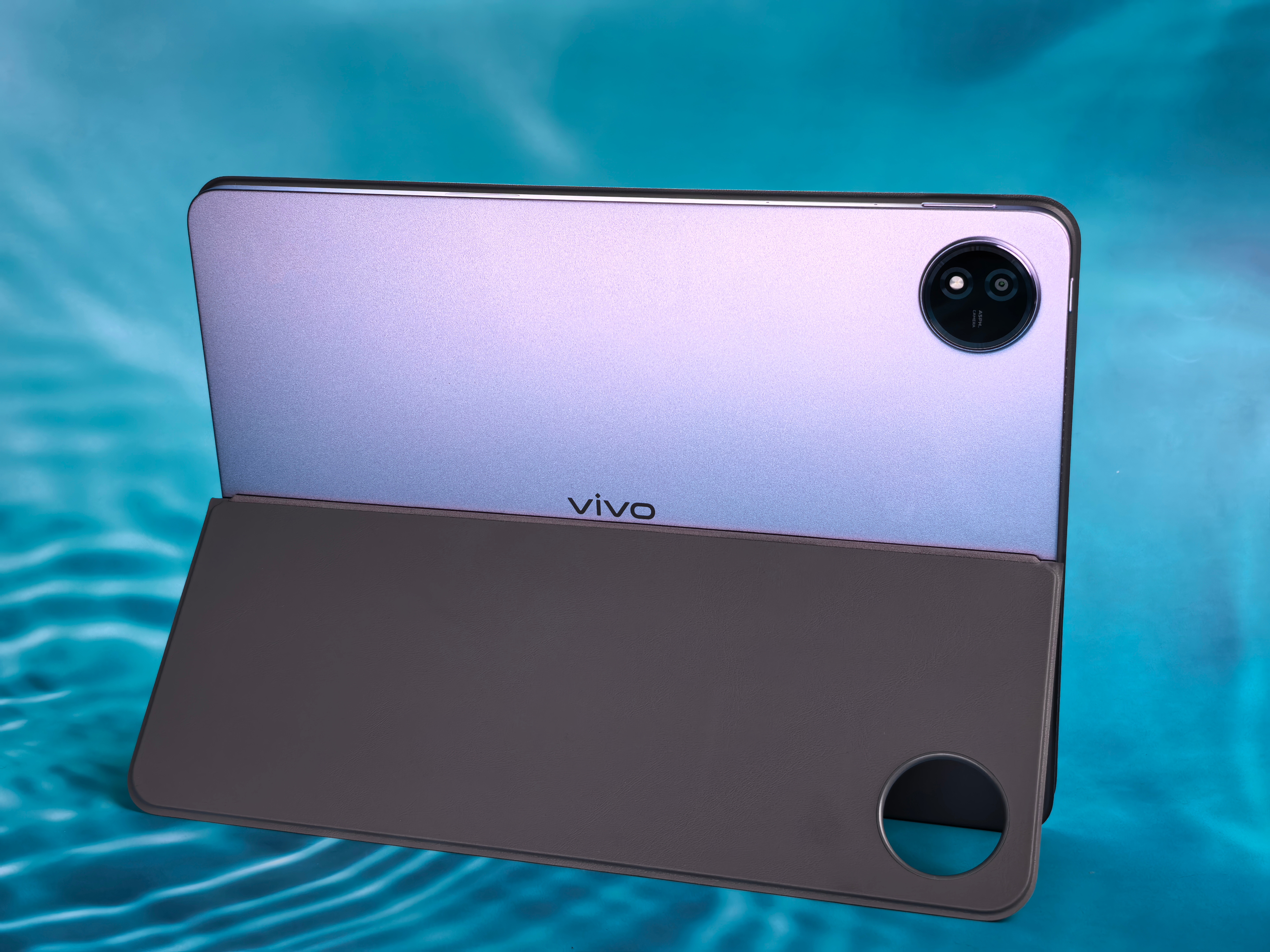 这段时间出门总带着vivo Pad5e✨，机身轻飘飘的揣包里没负担。柔光屏用着是