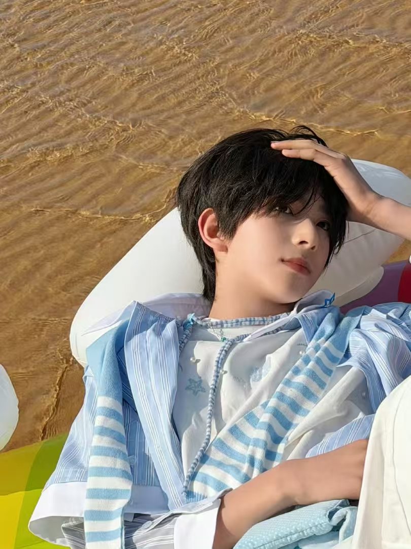 陈浚铭海边live照陈浚铭海边氛围照 萌！帅！ 