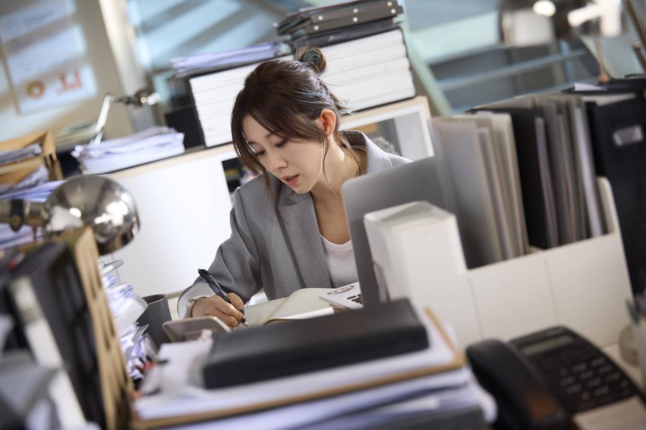 女员工连续上班早到19次，坚持天没亮就到办公室，被公司开除[尬笑]

近日西班牙