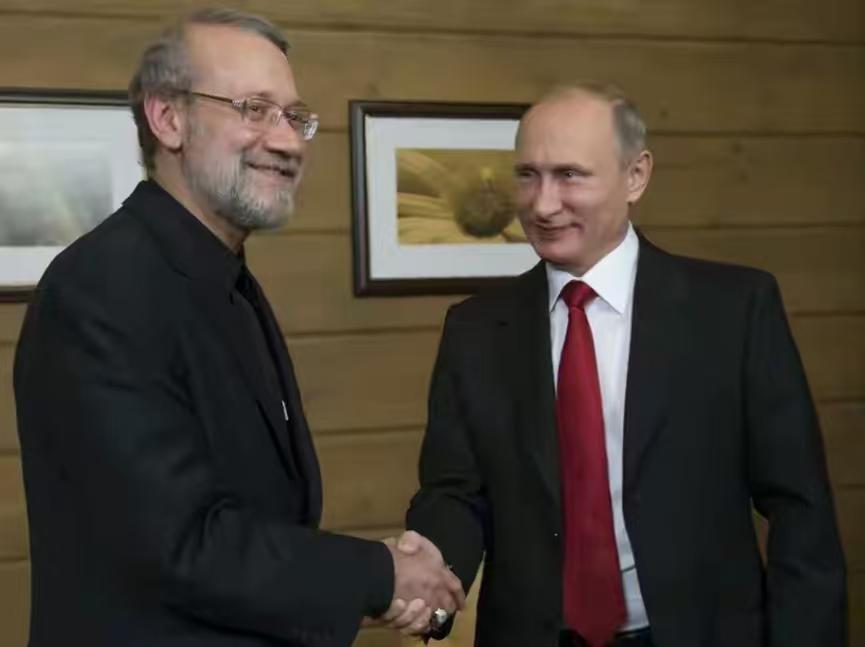 拉里贾尼其实是哈梅内伊死后的实际领导人，他的地位鲜有人能媲美！早些年，拉里贾尼去