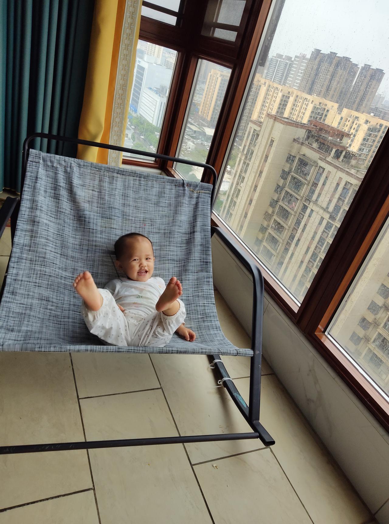 今天发现了娃的“快乐小天地”！给阳台添了把懒人椅，小家伙一躺上去就不肯下来了。