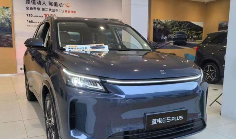 赛力斯打响第一枪！暴跌24.9万，四驱+续航1275km，连开车都是智驾发布会刚