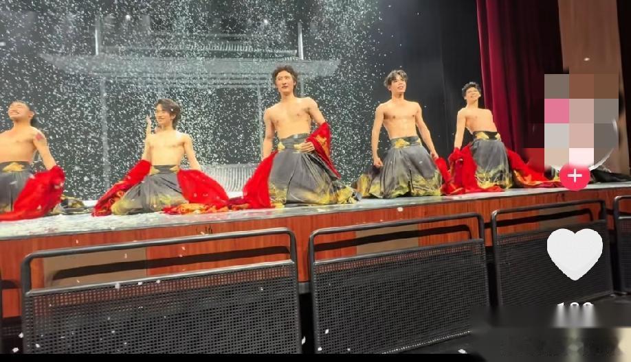 媚俗不会长久，敬畏才是表演最好的底牌。 谢幕就应该规规矩矩，像葛优老师导的话剧那