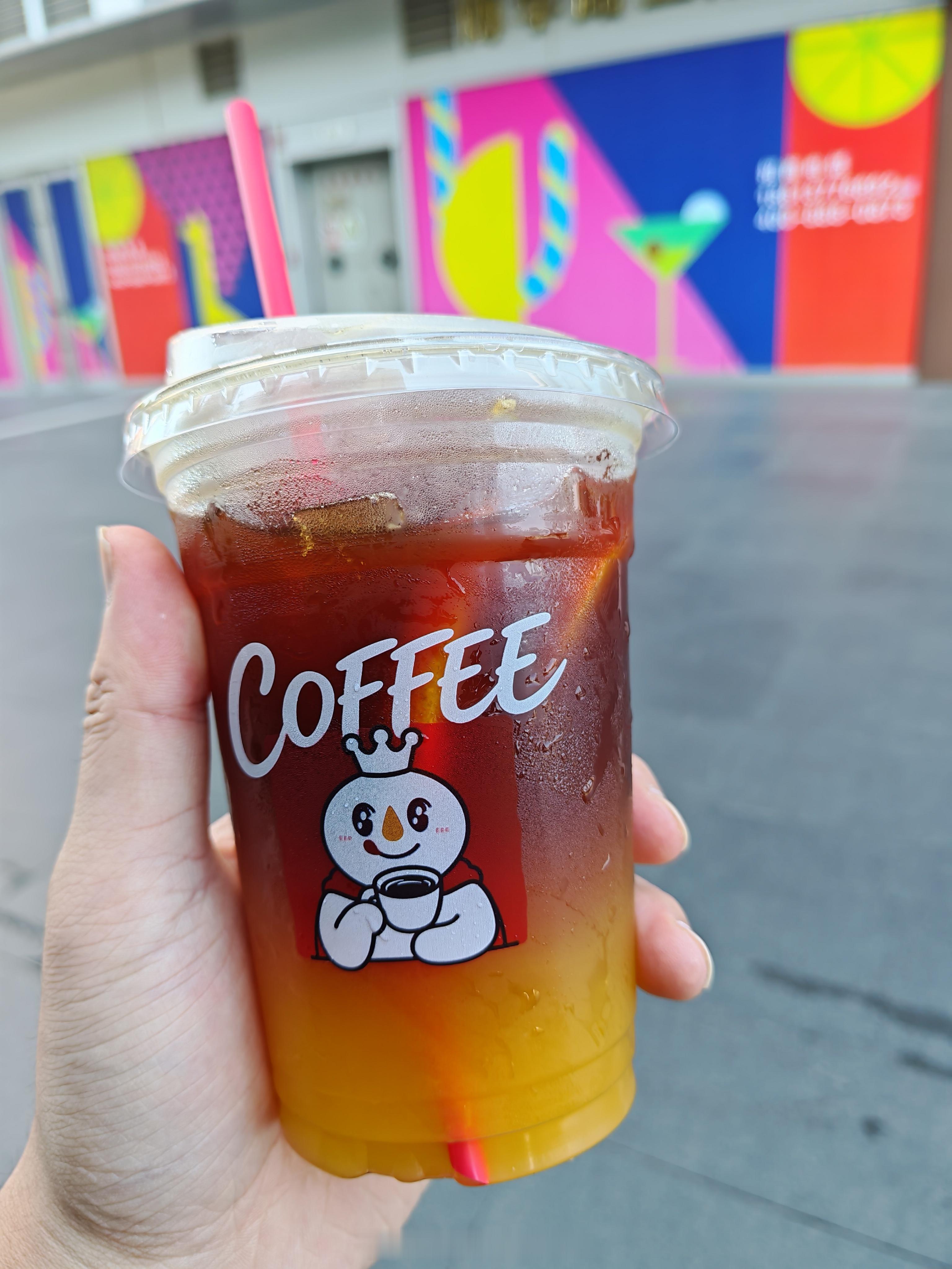 蜜雪真橙美式五块多，口味很不错啊一会去万岁山