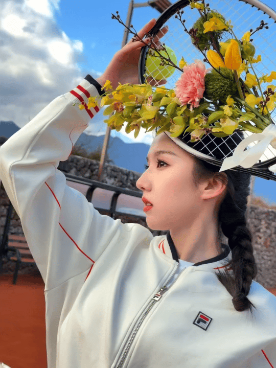 苏晓彤雪山下的网球少女 雪山红土间的网球少女苏晓彤好灵动！挥拍瞬间飒爽与柔美兼具