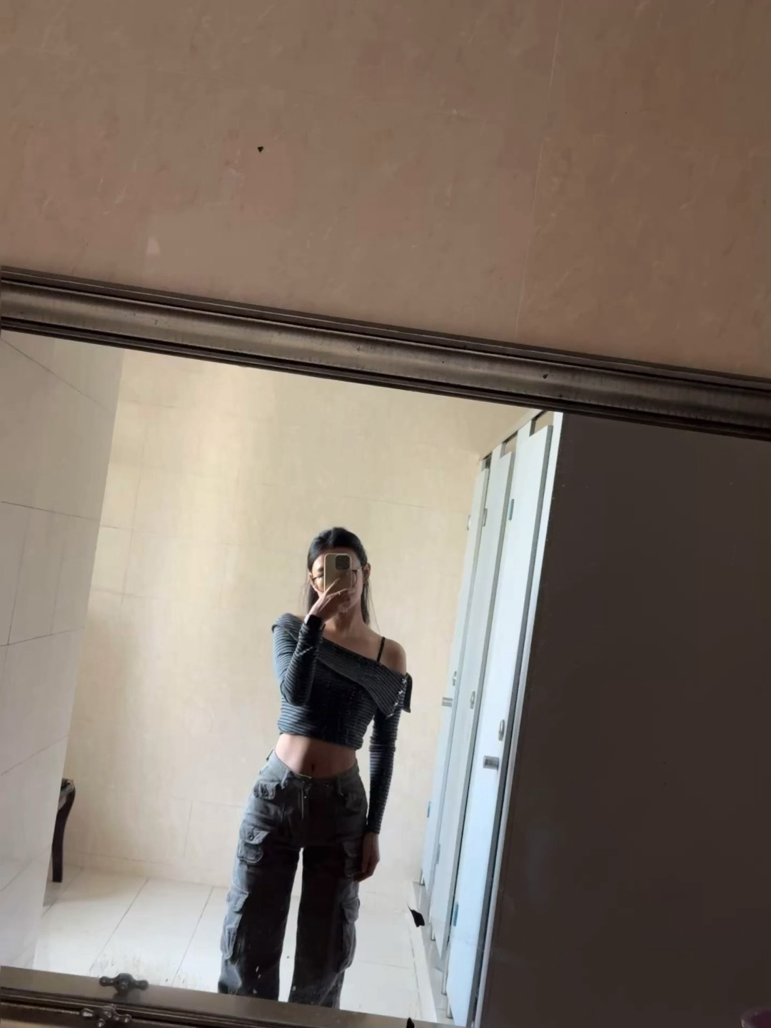 去年这套更喜欢咯 今年秋冬还没开始买衣服[摊手]感觉好几年没在gai上逛街买衣服