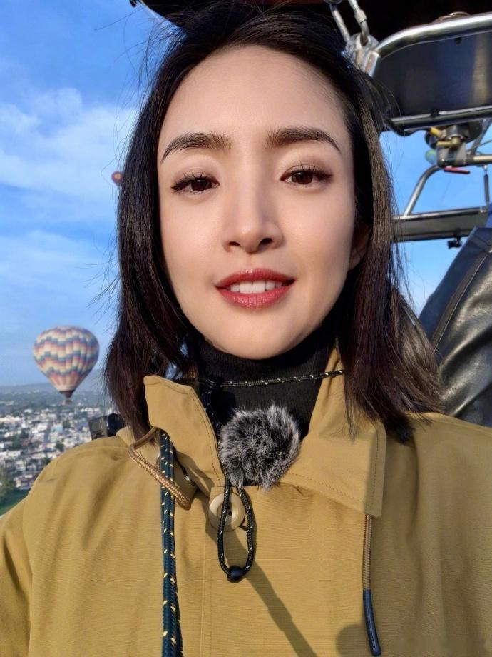 林依晨开心成袁湘琴了花儿与少年林依晨见到热气球满眼惊喜🎈举着相机不停记录，雀跃