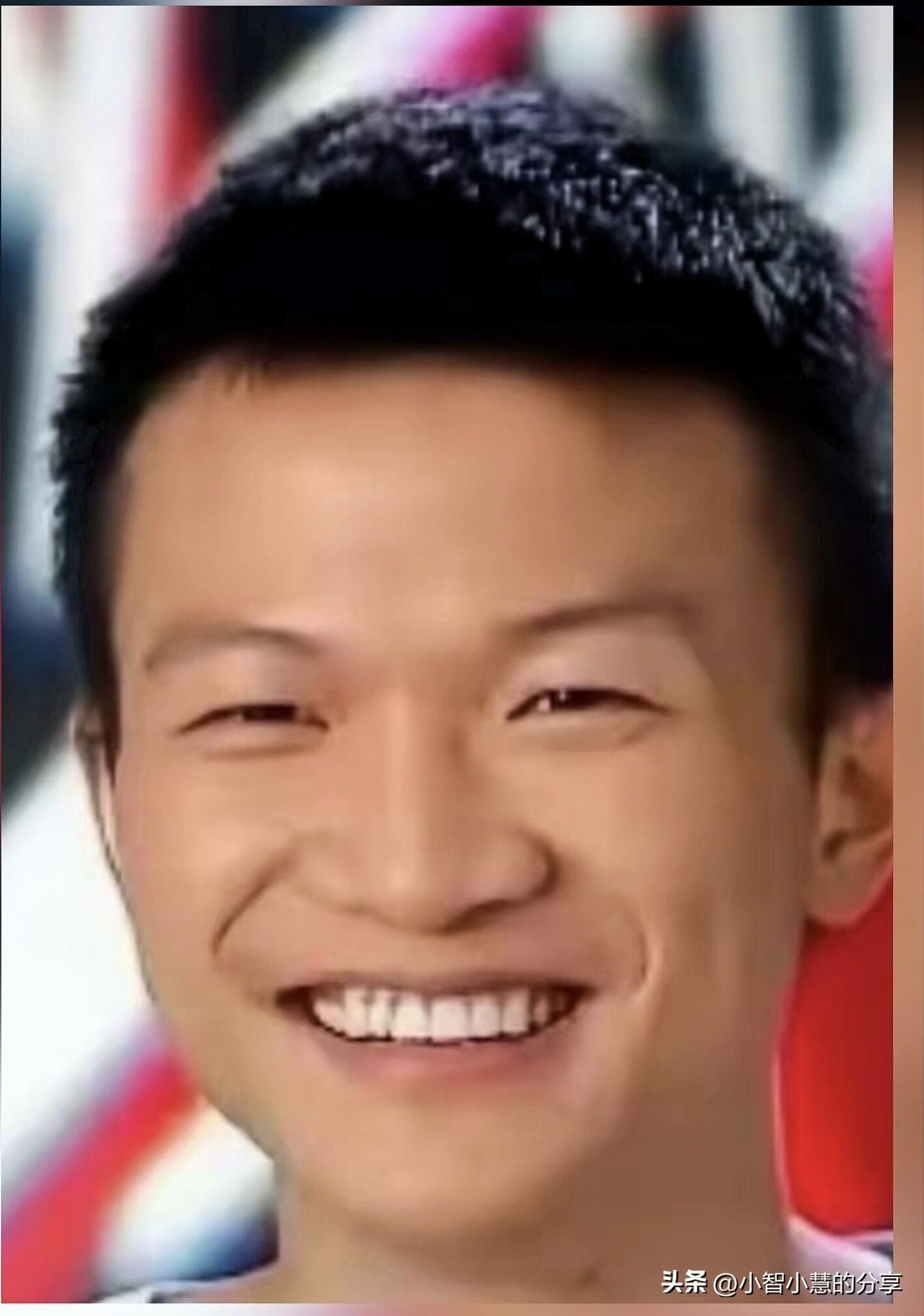 周深刚出道的时候不说颜值有多高，就是那种阳刚之气让人看着舒服，可不知道什么原因，