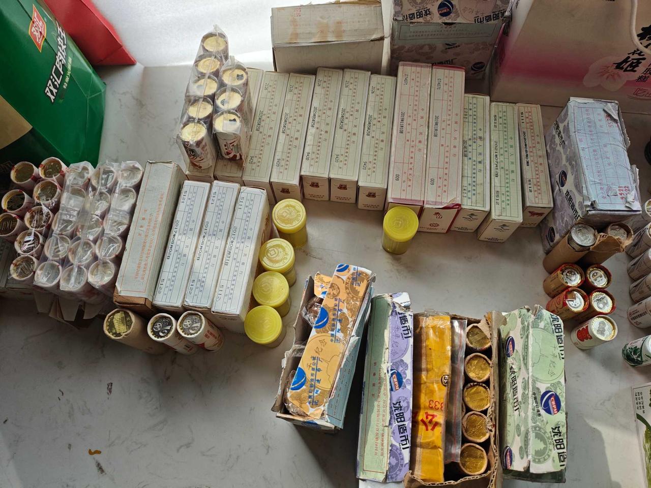 上个月收的纪念币，大家看下值不值？
明细如下：
一牛1卷，5.5元/枚
一兔3卷