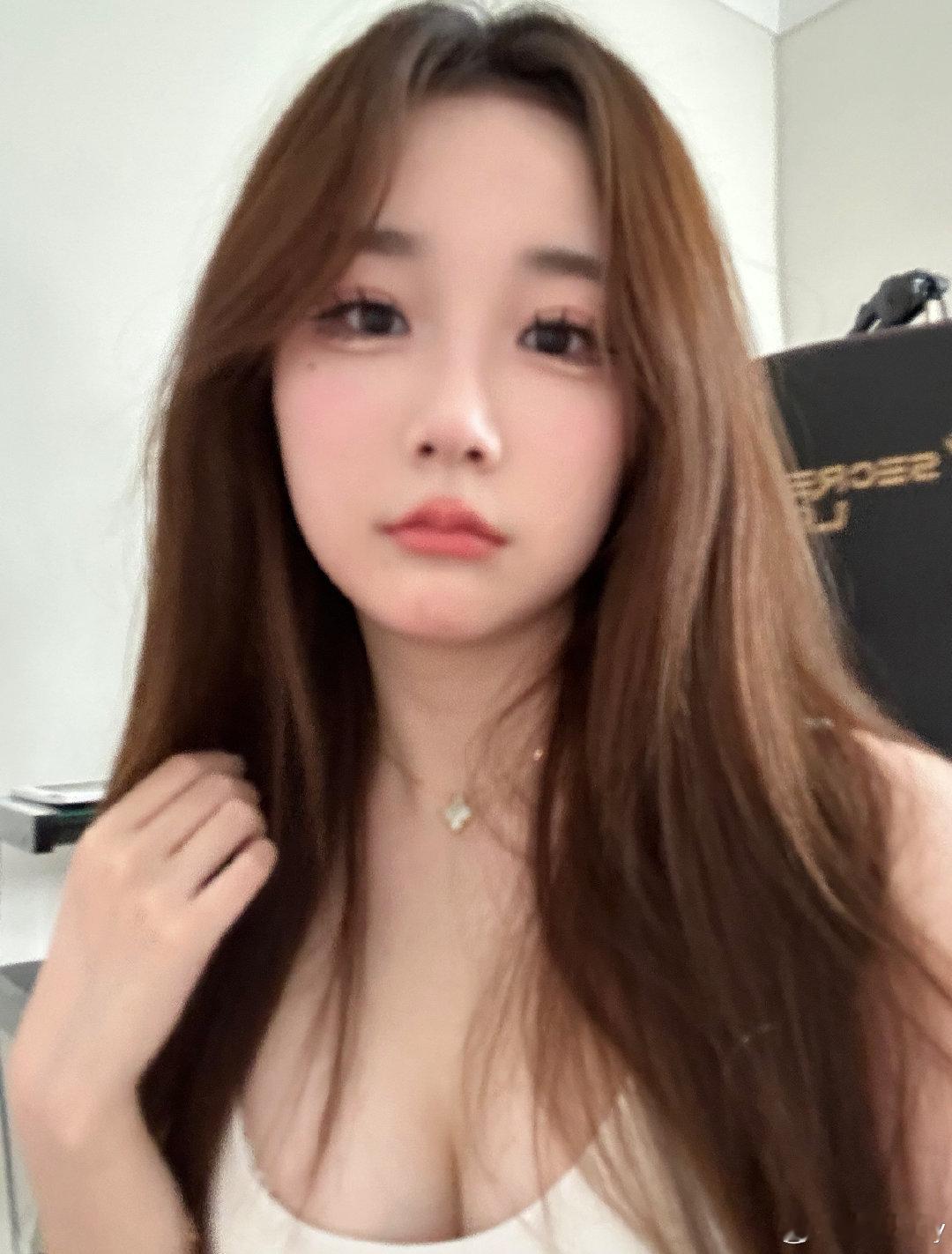 解说Kitty晒照：白色吊带 这身材谁看了能不迷糊~#英雄联盟# #英雄联盟s1