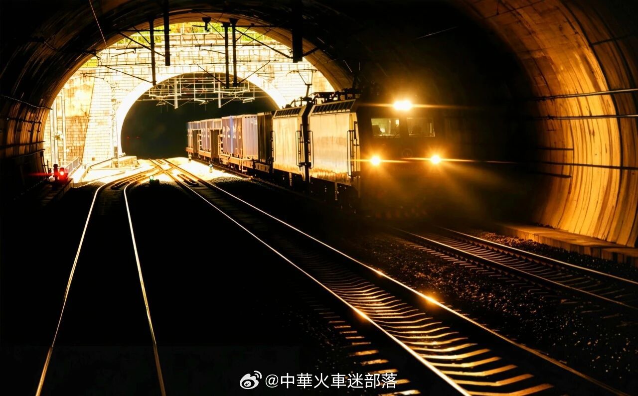 铁路头条【中老铁路客货运输量质齐升】今年正值中老建交65周年暨中老友好年，作为共