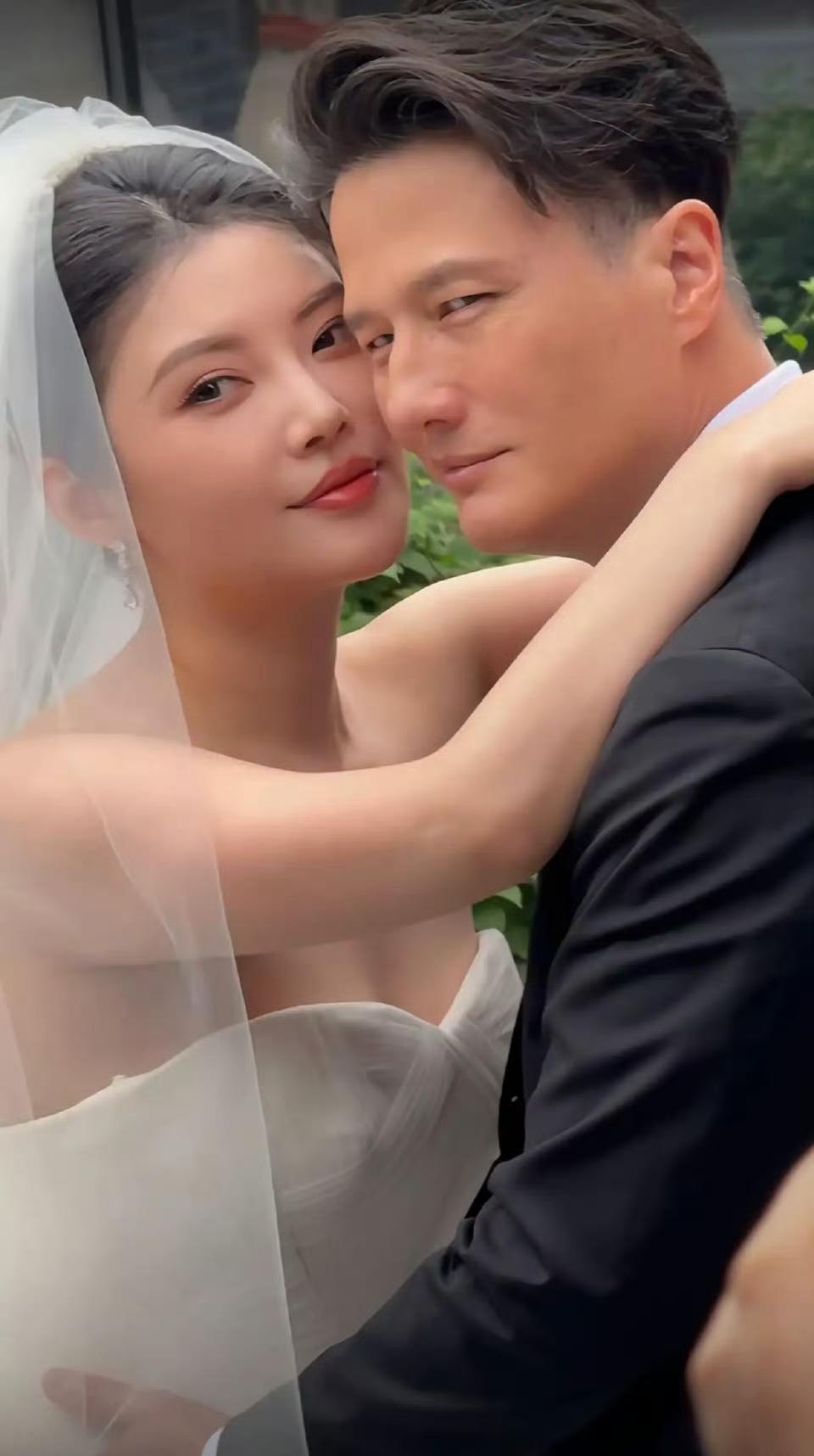 别看徐冬冬和尹子维面相年轻，实际差了15岁，但完全看不出年龄差，就像当年刘诗诗和