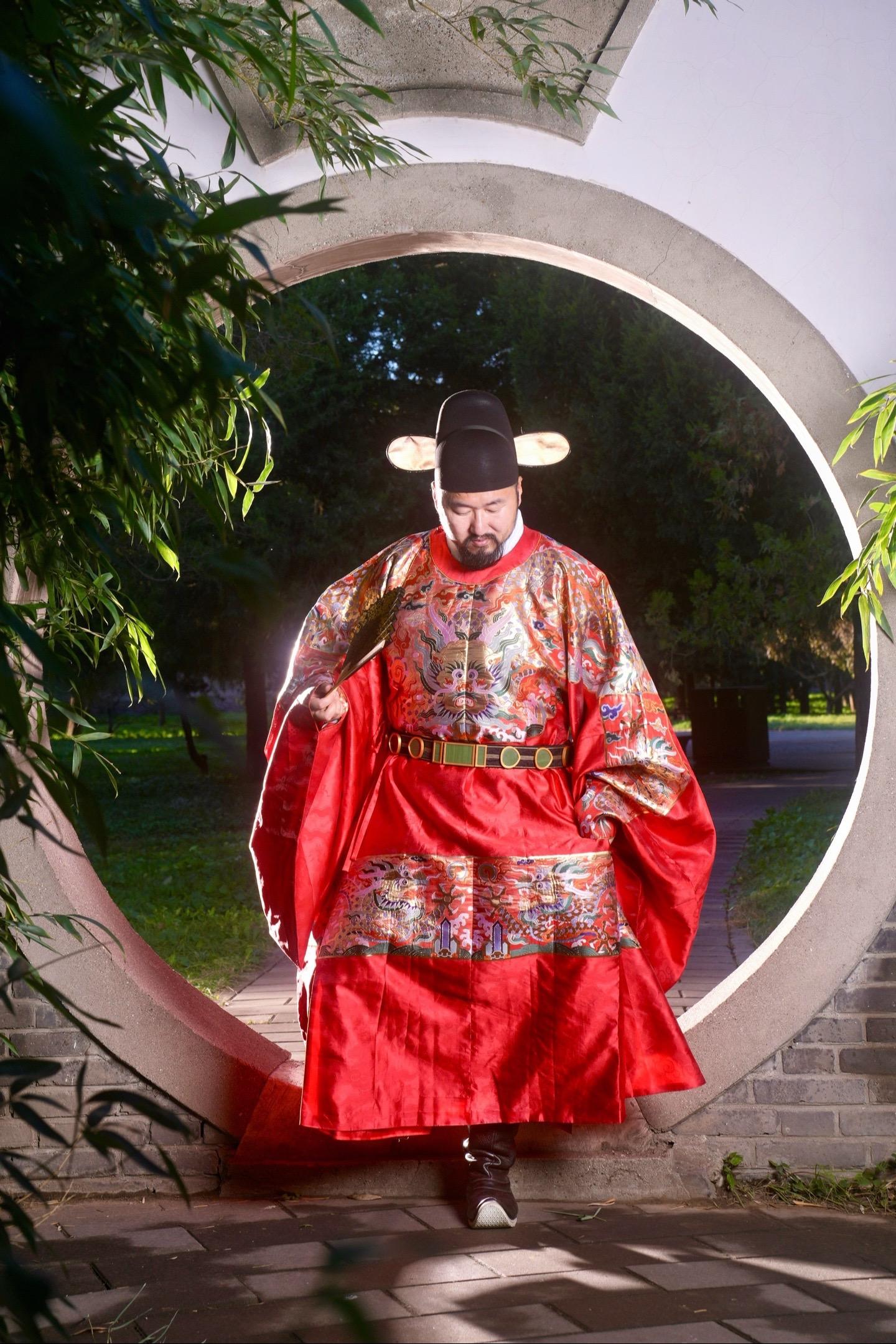 新年穿搭天花板，红袍汉服让你气场全开。新年怎能没有一件红袍加身？这一身...