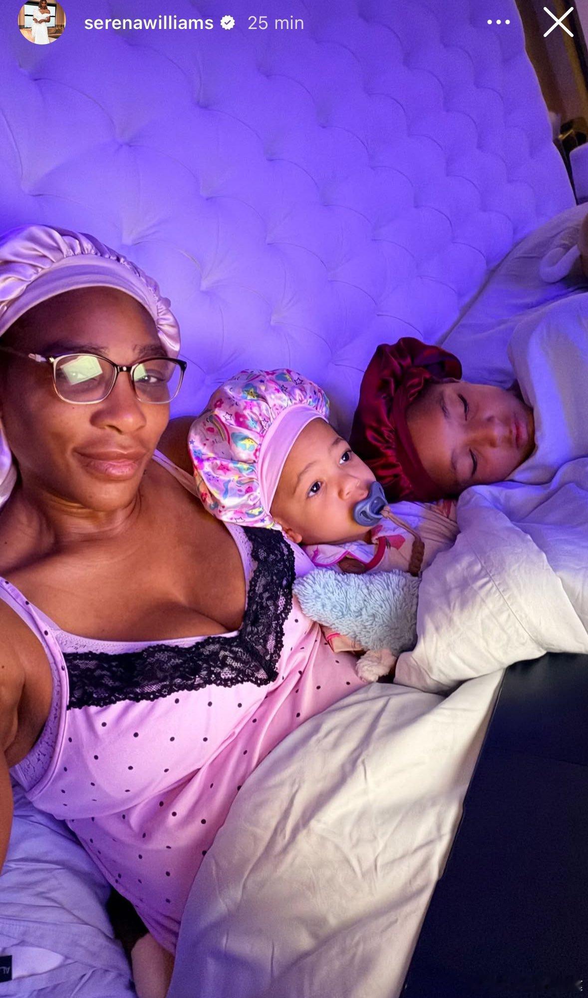 好温馨！小威带着两个女儿入睡wta