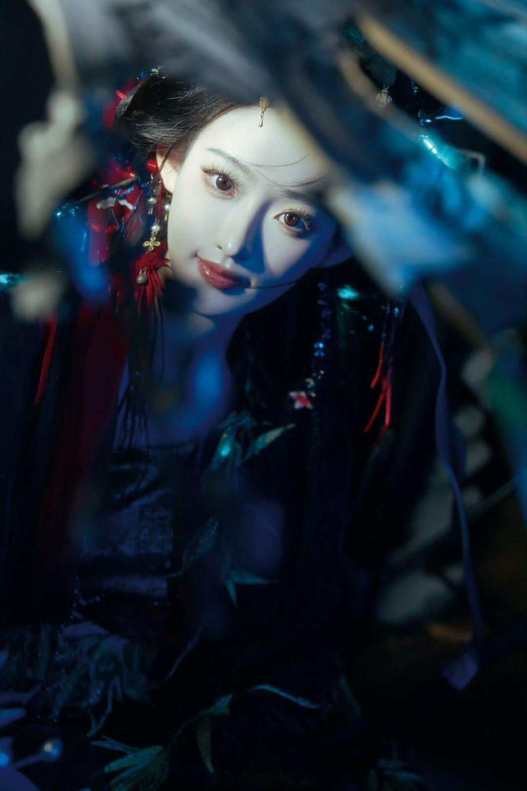 杨雨潼彼岸花拟人 这适配度绝了！褪去白鹤淮的活泼，眼神凌厉藏锋芒，撞色穿搭衬得面