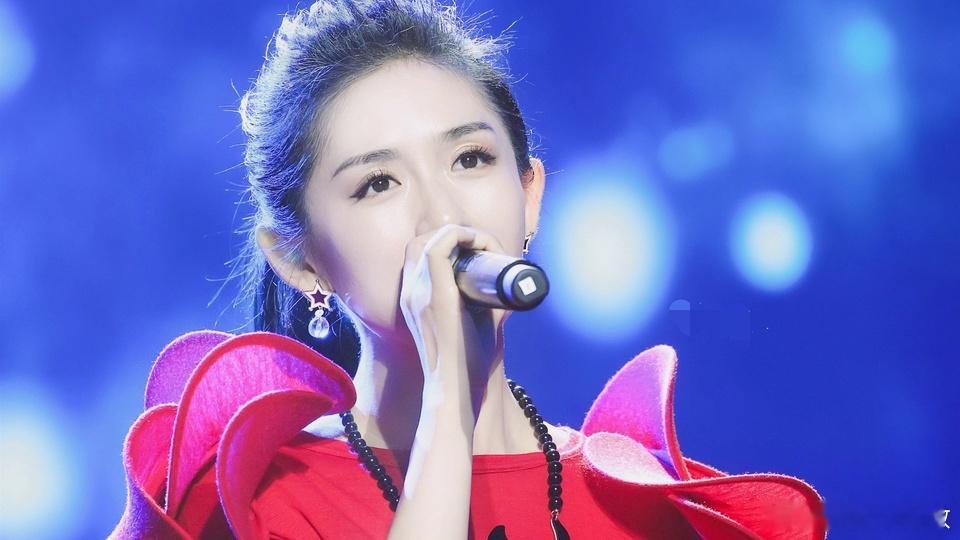 谢娜演唱会上座率谢娜演唱会引发热议！有人说"空座好多"，有人却感叹"娜姐终于开演