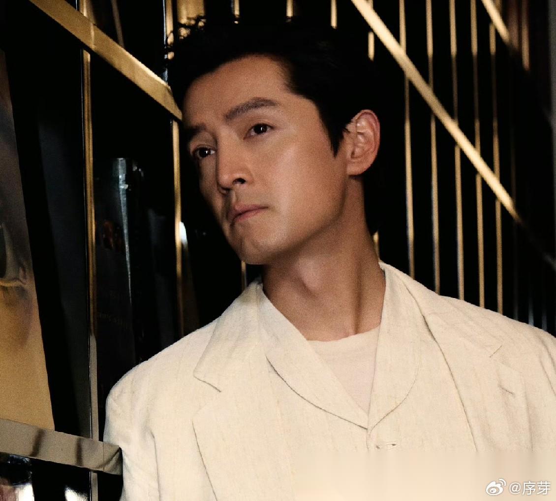 今晚最松弛的人，就是胡歌了吧！ 6月26日，白玉兰奖现场，胡歌和别人热聊结束，看