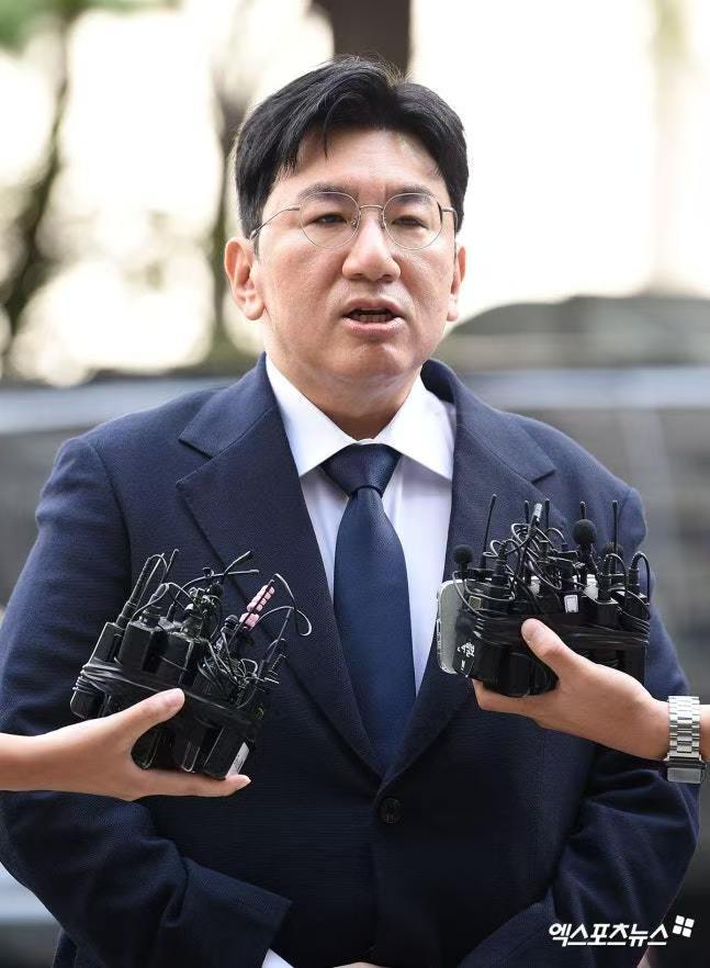方时赫出席警方调查方时赫出席庭审方时赫出庭“欺诈性不正当交易”HYBE方时赫以消