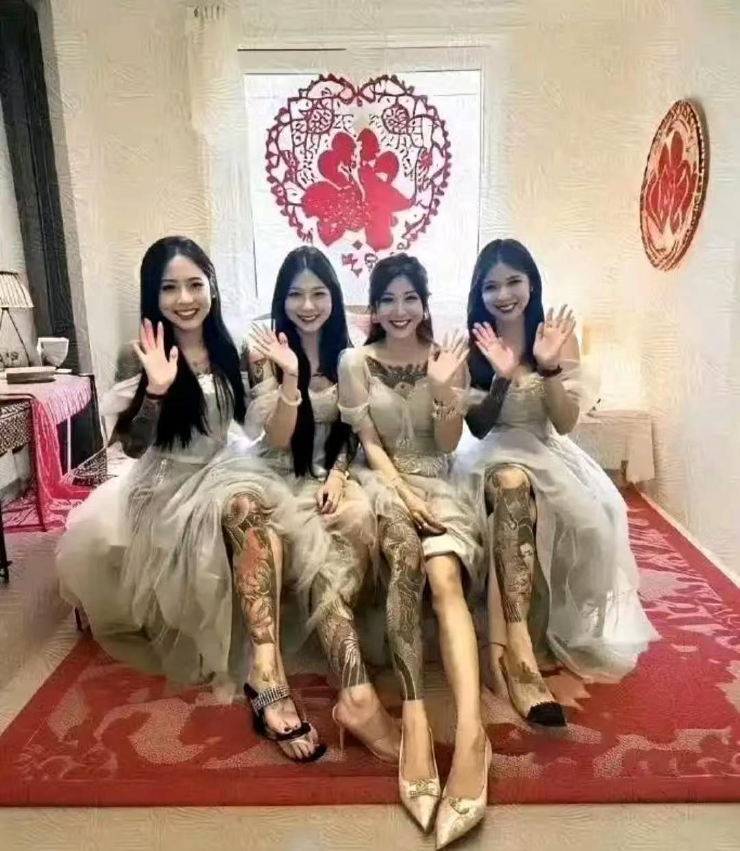 四个花臂伴娘坐婚房！新娘得啥段位才能镇住？我看完直接跪了
 
家人们！
刷到这图