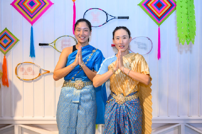 #网坛风云# 王欣瑜、郑赛赛、王曦雨在华欣体验泰国文化～ ​​​