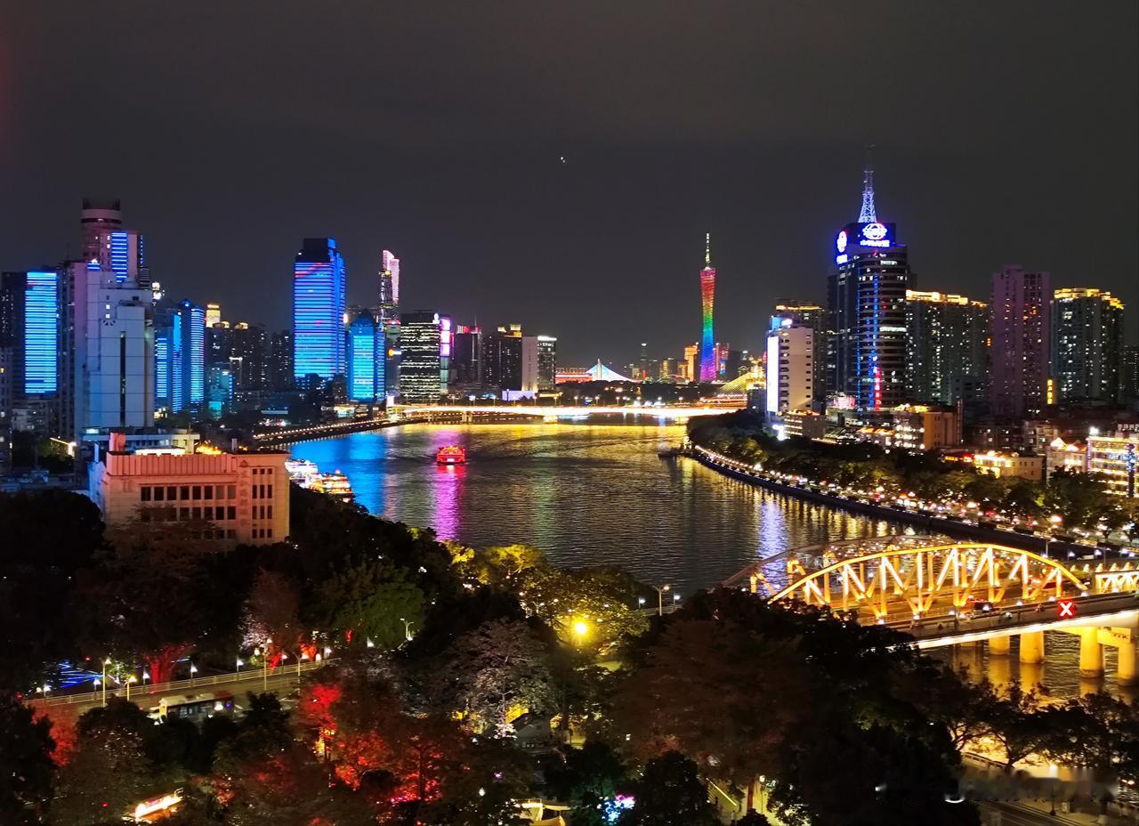 《广州一景》（63）
星环广场晚上更好看（二）
广场七楼天台用心布置了梦幻花园，