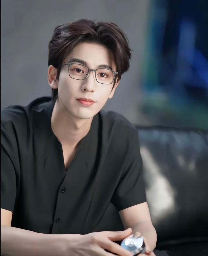 周也、张凌赫这搭配不就是妥妥的职场小白➕商业腹黑老板吗？期待95后颜霸的合作吗？