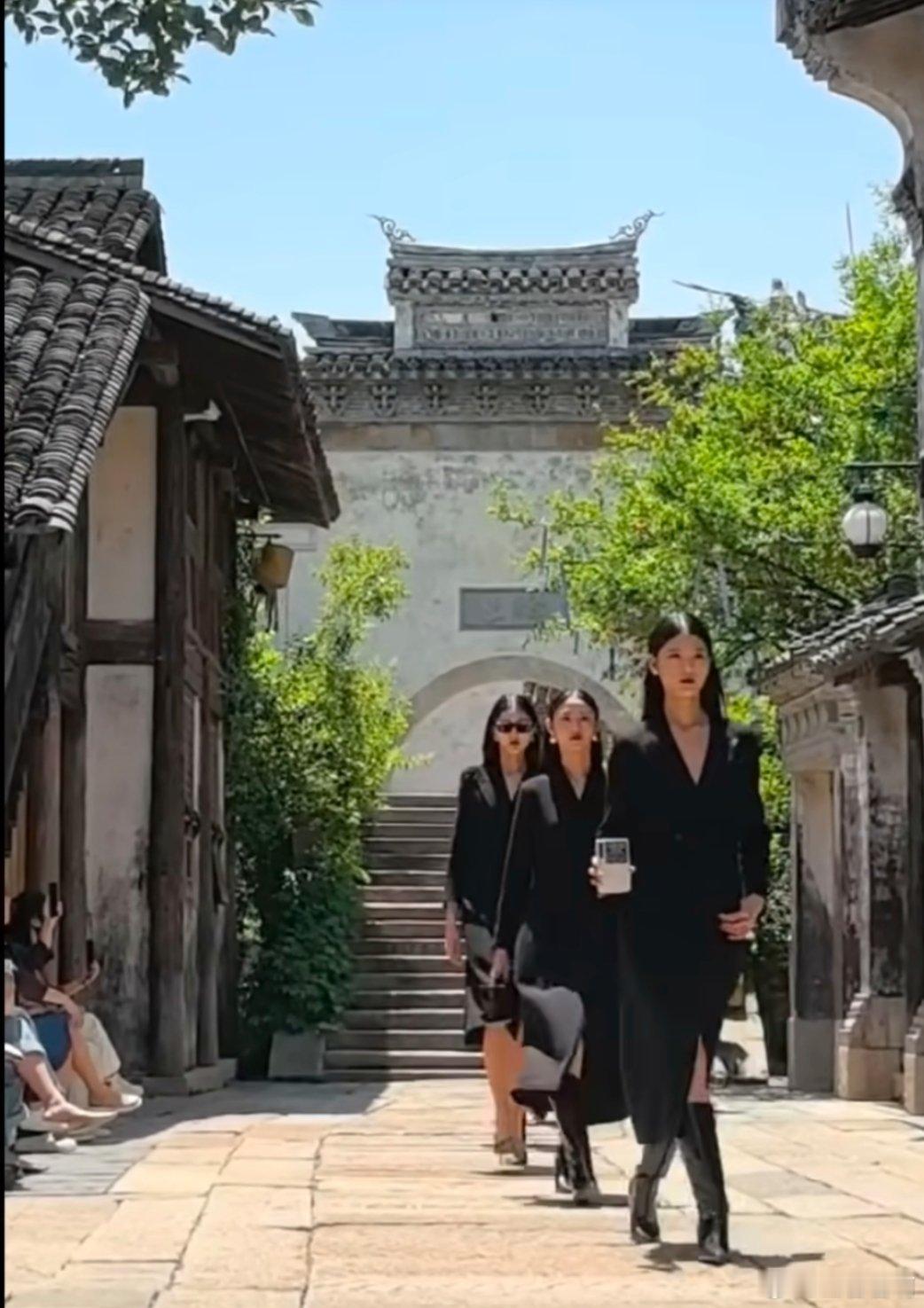浙江的秀场竟然这么阔秀场不再局限于传统的室内空间，而是大胆地将自然景观融入其中。