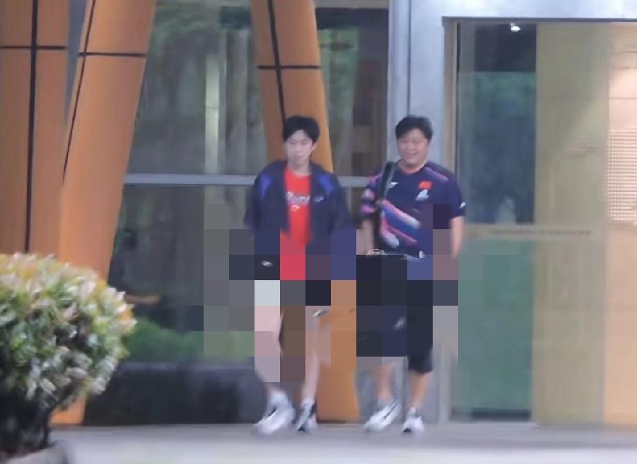 终于刷到新鲜的大头啦！谁懂啊！😭
 
这段时间总盼着能刷到王楚钦的消息，今天可