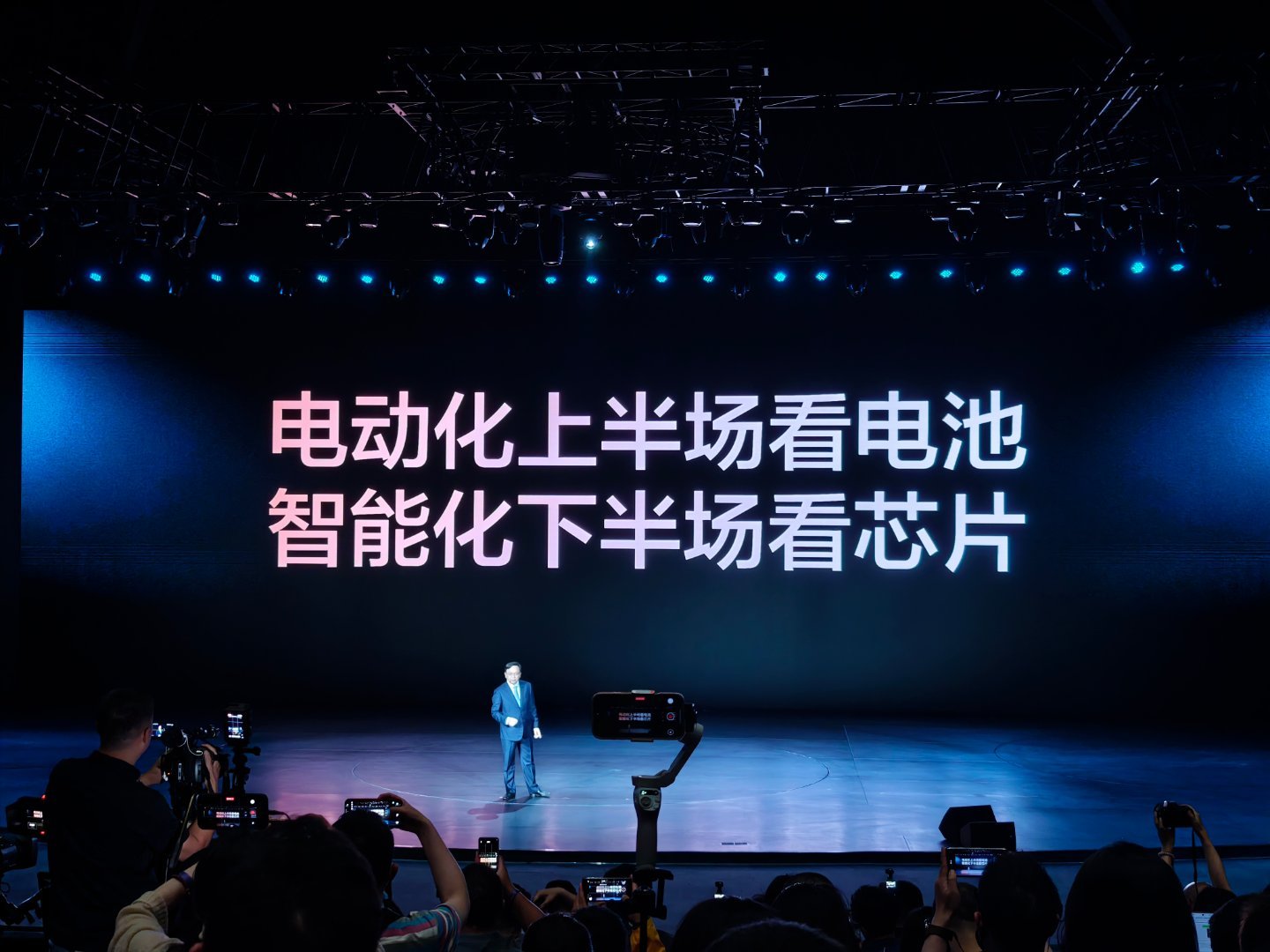 比亚迪自研首款4纳米辅助驾驶芯片 比亚迪捅破智驾天花板：4nm芯片+全民智驾，这
