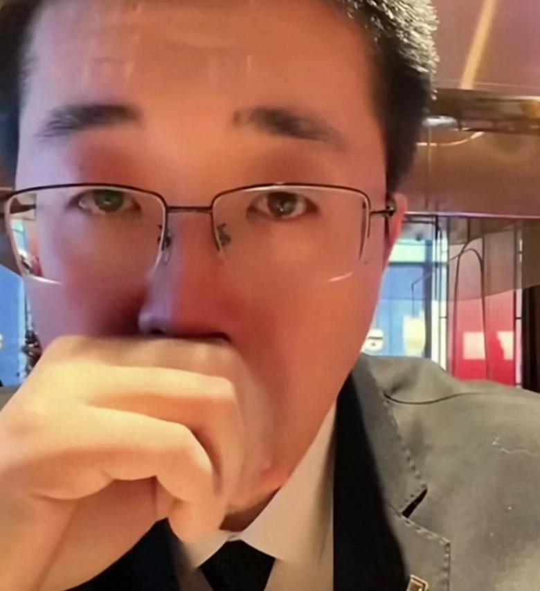大s离世后反而是前任婆婆和前夫被网暴，张兰母子被封。
 
不少麻六记员工则是主动