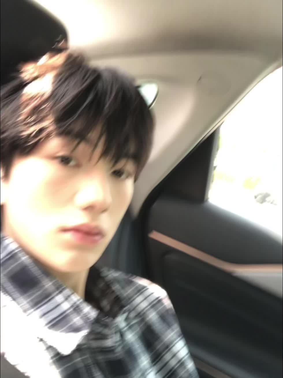 “明明是我更可爱吧 你不要再跟他聊天了”