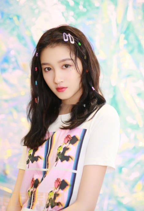 关晓彤 话剧演出遇骚扰，话剧散场互动时，遭男粉冲破人群贴身，保镖紧急护送离场，助