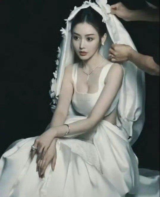 她如果在香港的黄金期出道，应该不输关之琳，李嘉欣吧，可惜不在那个年代 ​​​