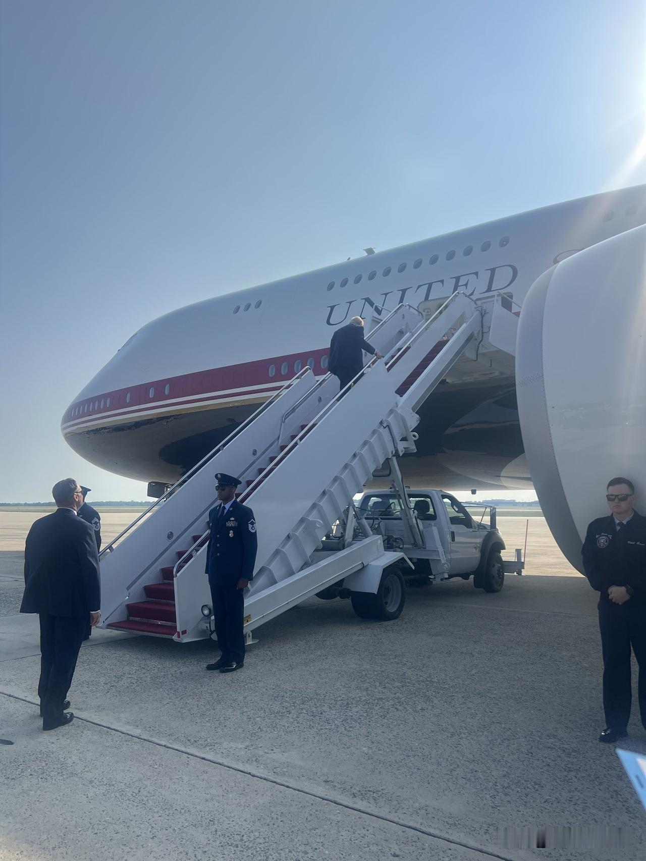 新空军一号首航。特朗普登上刚刚服役的新空军一号前往达科他州，出席西奥多·罗斯福总