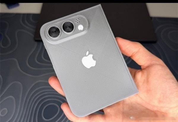 折叠屏iPhone外观实锤八九不离十了，传来传去大概率就是这个外观了，和华子选择