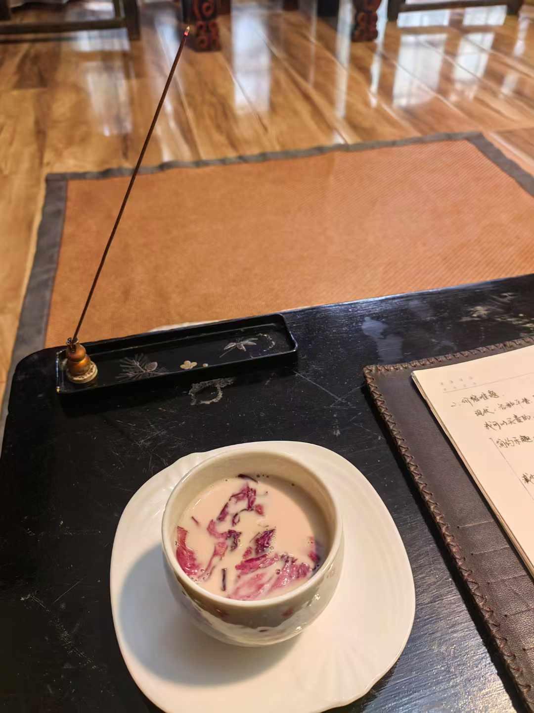 冬日里，一杯玫瑰奶茶，忽如三月阳春。