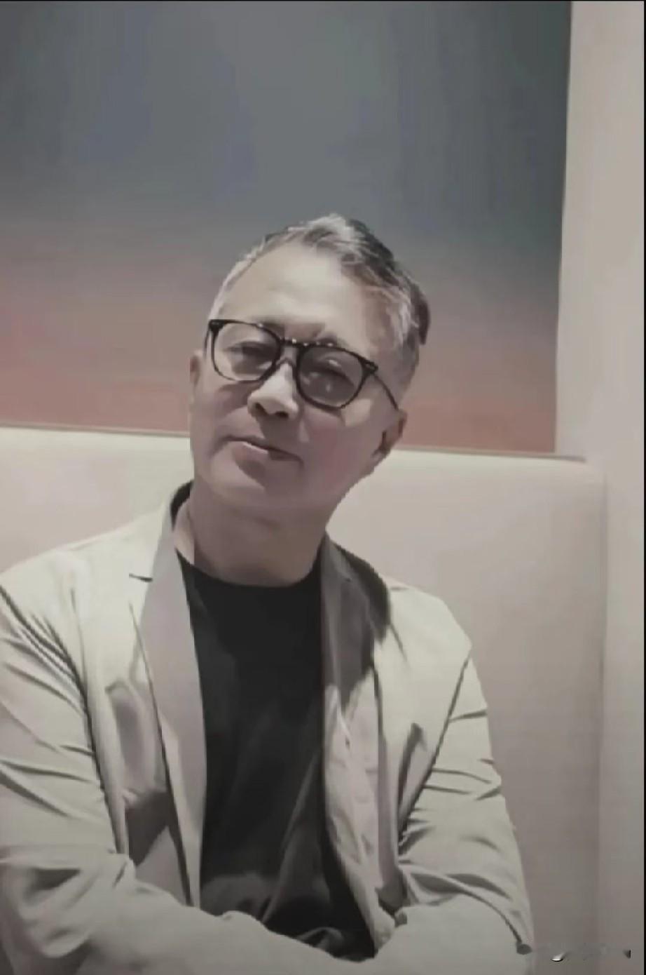 流浪大师沈巍VS民国大师胡适，把他俩放到一块儿琢磨对比，除了外貌相似，骨子里那股
