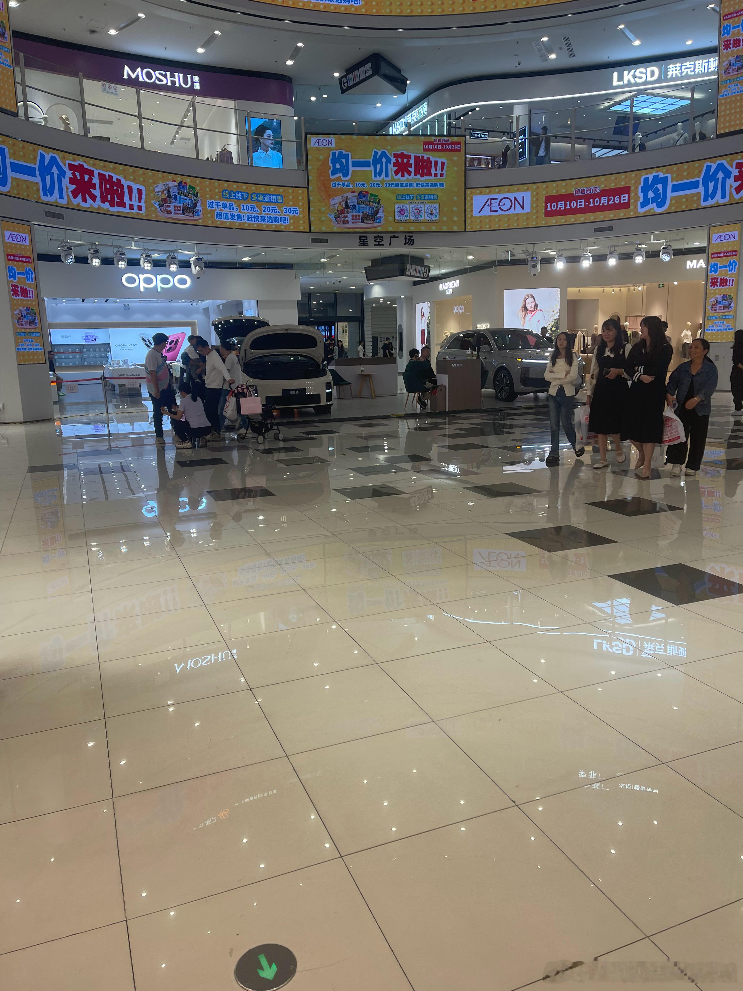 周末来商场的人很多但汽车区看车的太少了[允悲][允悲]  ​​​