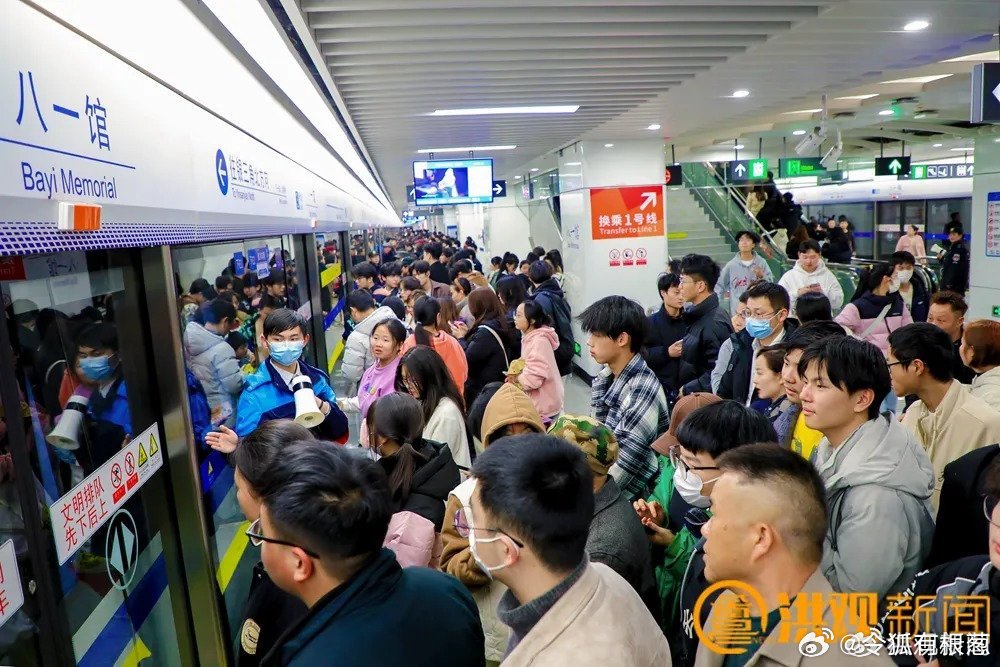 来南昌乘地铁赴一场城市之约 清晨6时，南昌地铁开启一天的忙碌，载着人们奔向各处。