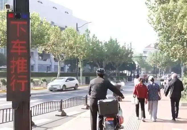 骑个自行车被罚1100元！上海，一男子骑共享单车上下班，因路口非机动车道拥堵，多
