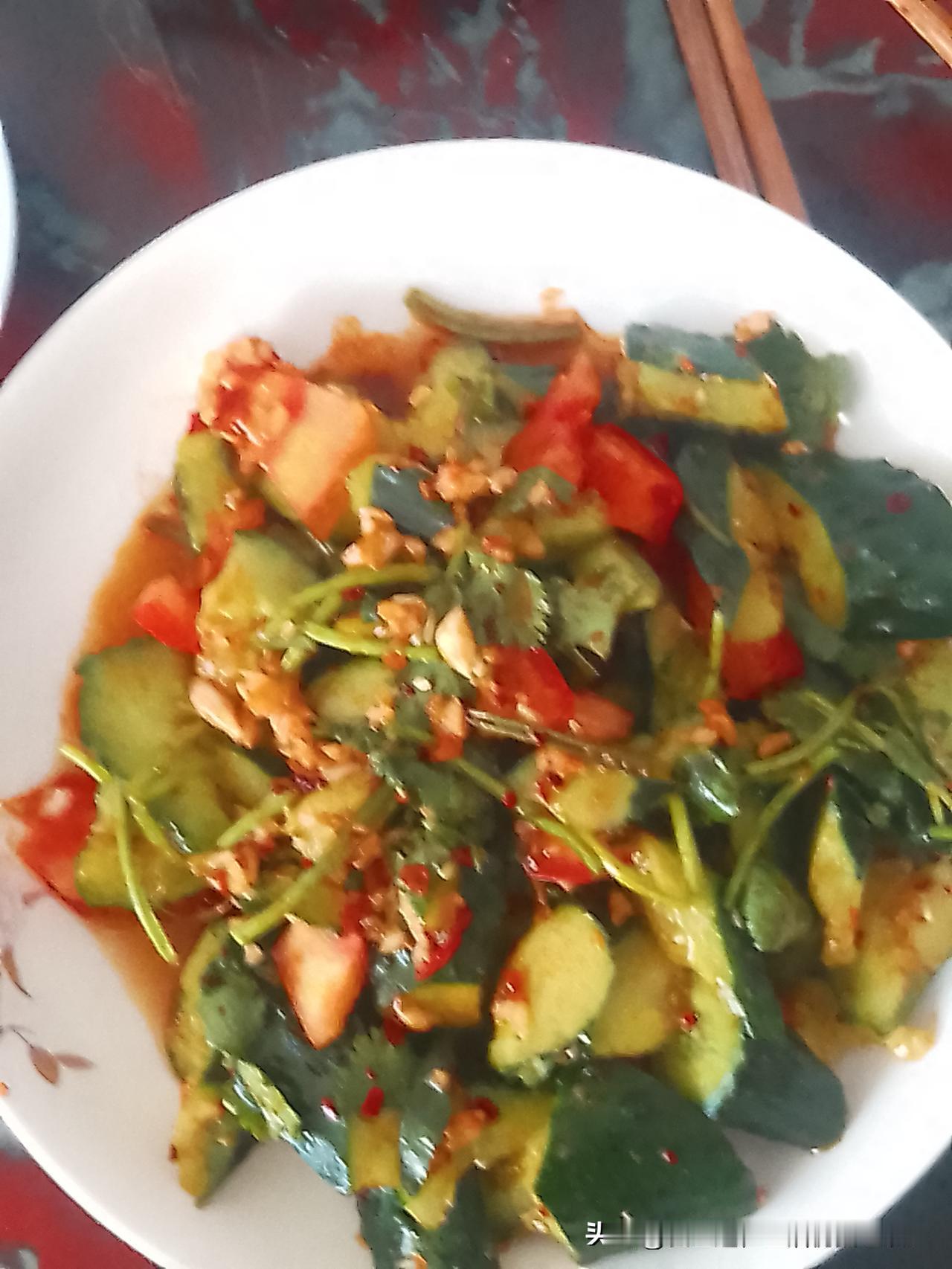 说岀一个菜名证明你是哪里人沫《柠檬拌黄瓜》，将黄瓜拍碎挤入柠檬汁、放入大蒜沫、西