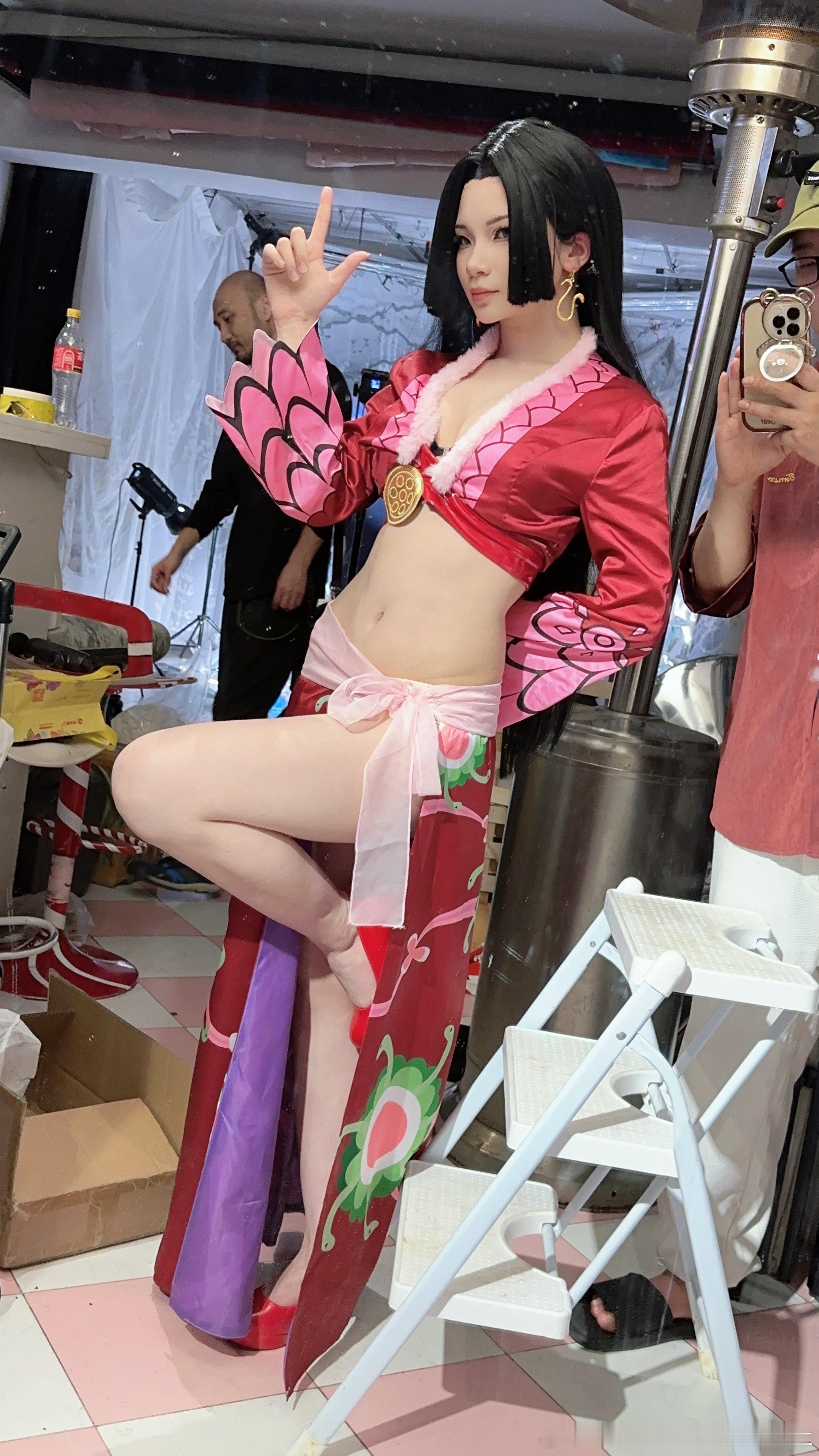 #cosplay[超话]# 小蝶！！的女帝~气场一下出来了.差一个小路飞.   