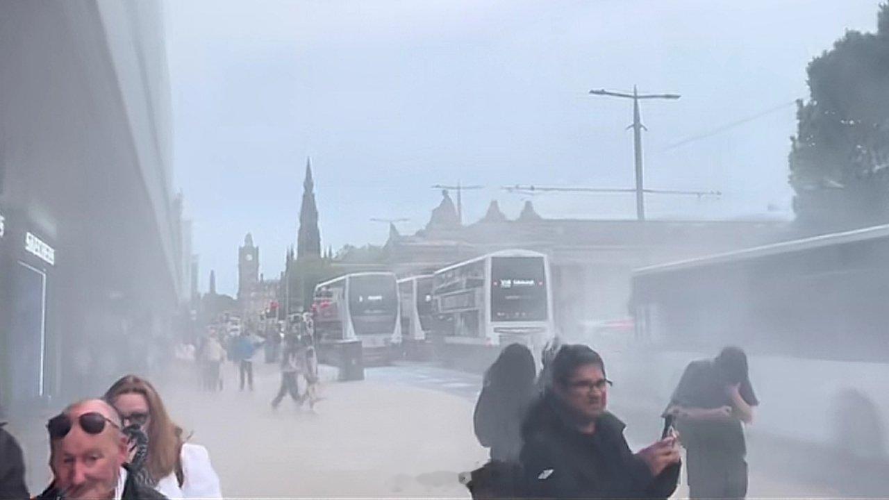 伦敦公交车着火了，坏消息是沃尔沃（沃尔沃被吉利收购了），好消息大巴没被收购 ​​