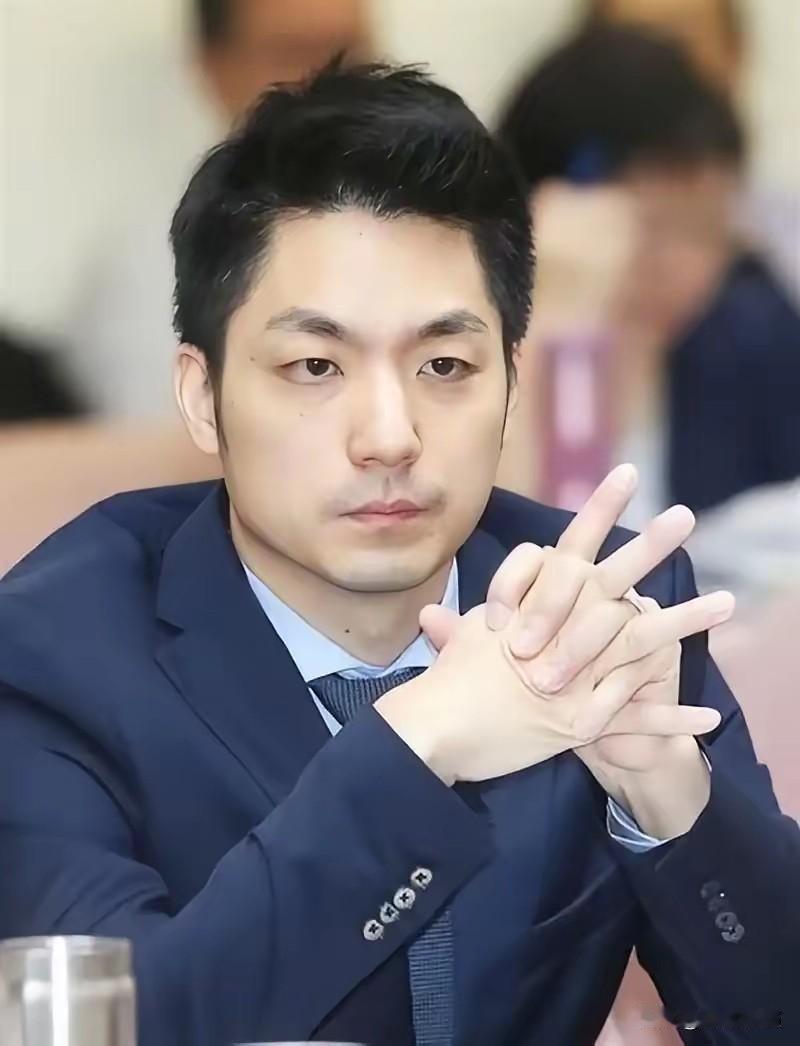台北市长蒋万安发表声明，

赖清德推了个育儿政策，结果被蓝营骂翻了。
为啥？因为